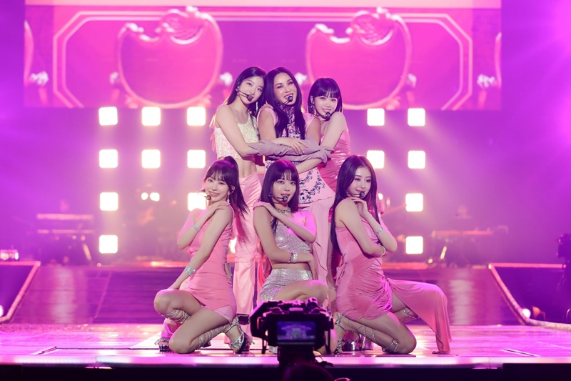 ‘위버스콘’ <b>엄정화</b>X르세라핌, 특급 컬래버…레전드 무대 한 획