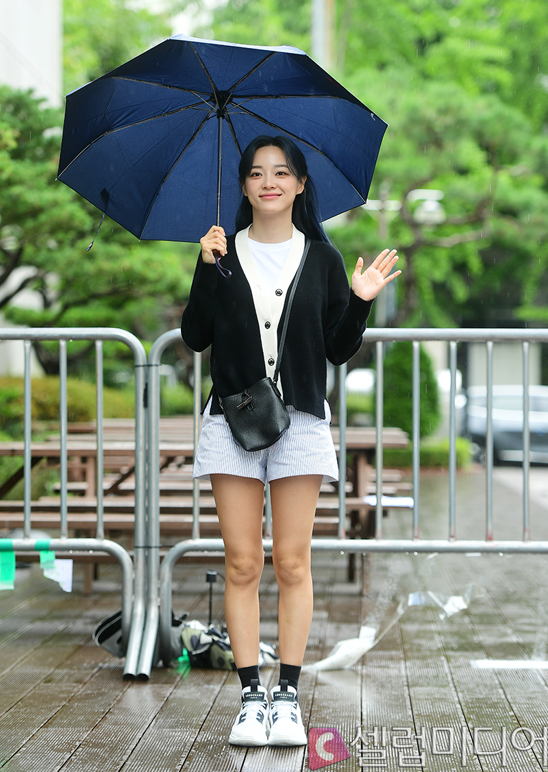 輼