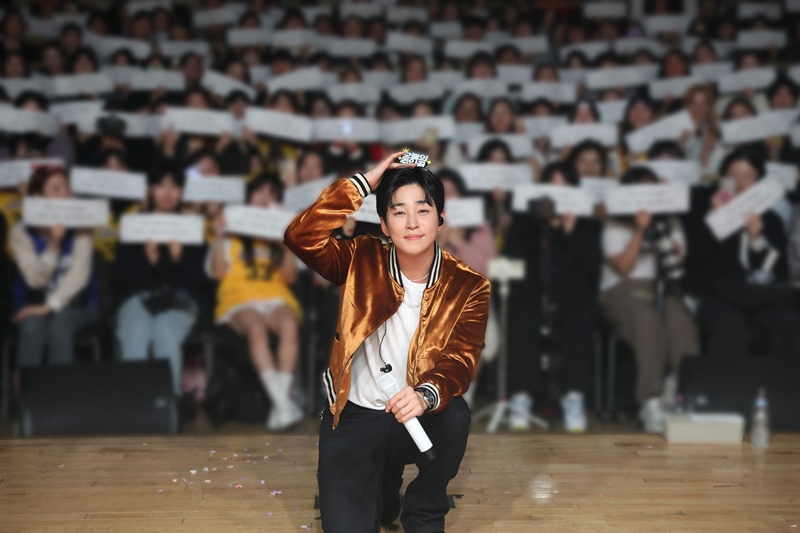 <b>딘딘</b>, 첫 번째 팬 <b>콘서트</b> 성료 “팬들과 함께 생일 보낼 수 있어 행복”