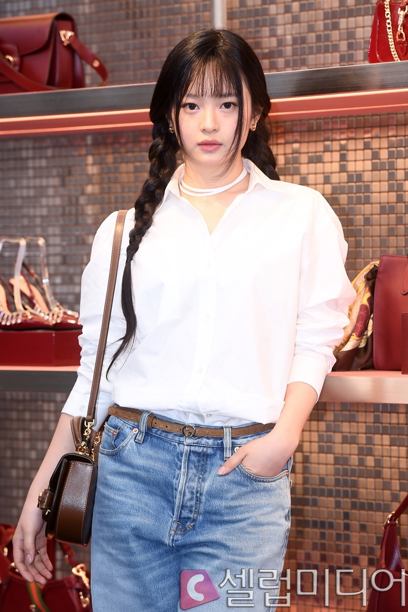 <b>뉴진스</b> 하니, 공항서 <b>극성팬</b> 신체<b>접촉</b>에 눈물 "이제 괜찮다"