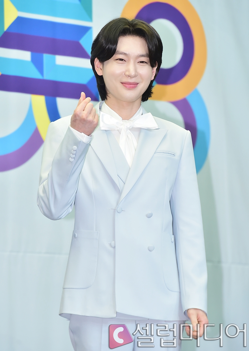 [셀럽포토]眞 <b>김용빈</b> '<b>미스터트롯3</b> <b>우승</b>'