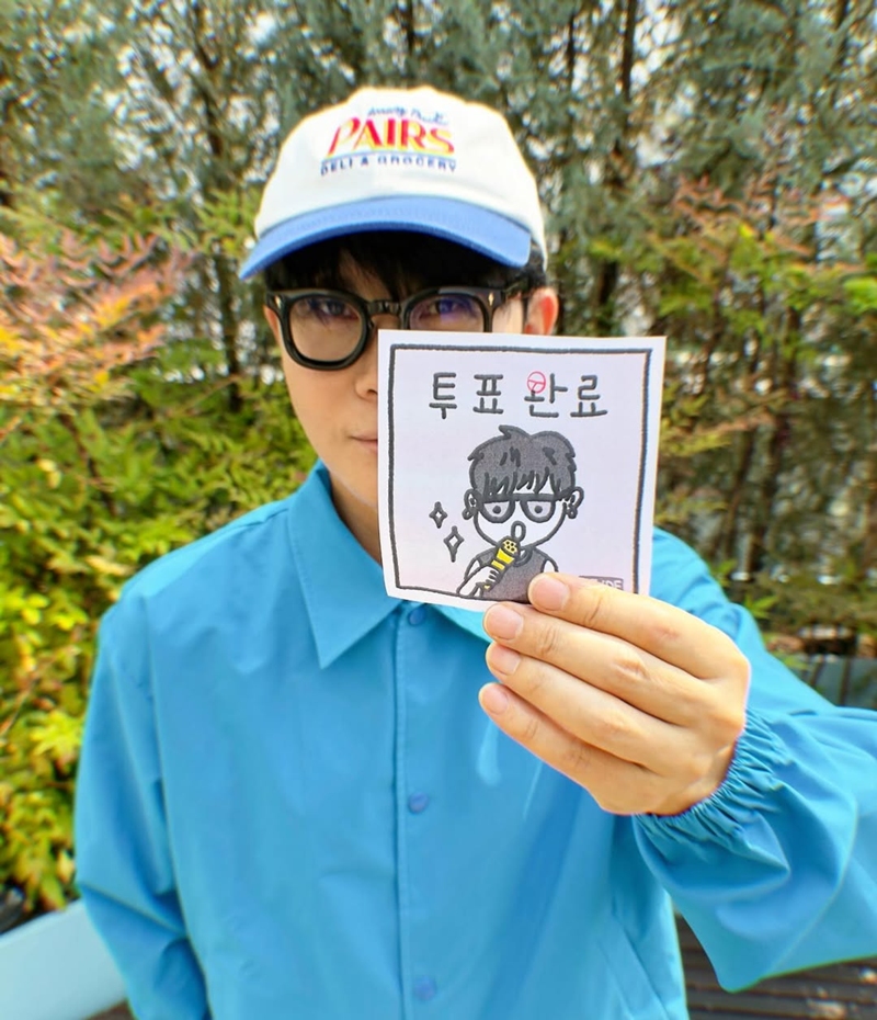 <b>이승환</b>, <b>파란 옷</b> 입고 <b>투표</b> 인증샷 "유능한 일꾼 뽑는다는 일념"