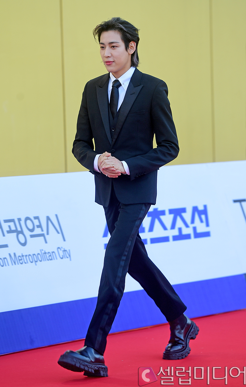 <b>뱀뱀</b>, "집이 지옥처럼 느껴져" <b>의미심장</b> 심경 고백에 팬들 우려[셀럽톡...
