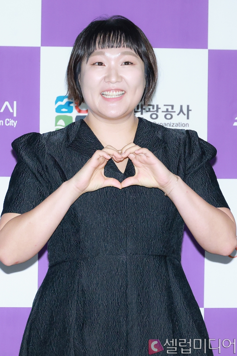 <b>이수지</b> '재선거 논란'에 <b>자필 사과</b> "변명 여지 없는 내 불찰"[전문]