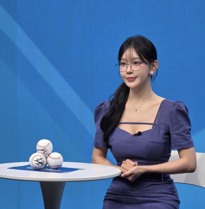 <b>김윤희</b> 아나운서, <b>스토킹</b> 피해 토로 "변호사 선임 후 법리 검토"[셀럽톡...