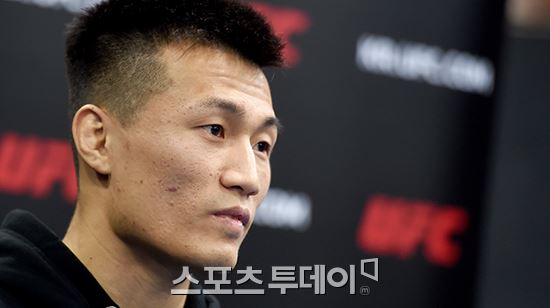정찬성 ZFN 측, 일반인 기절시킨 <b>김중우</b> 계약 해지…"심려 끼쳐 죄송"[공...