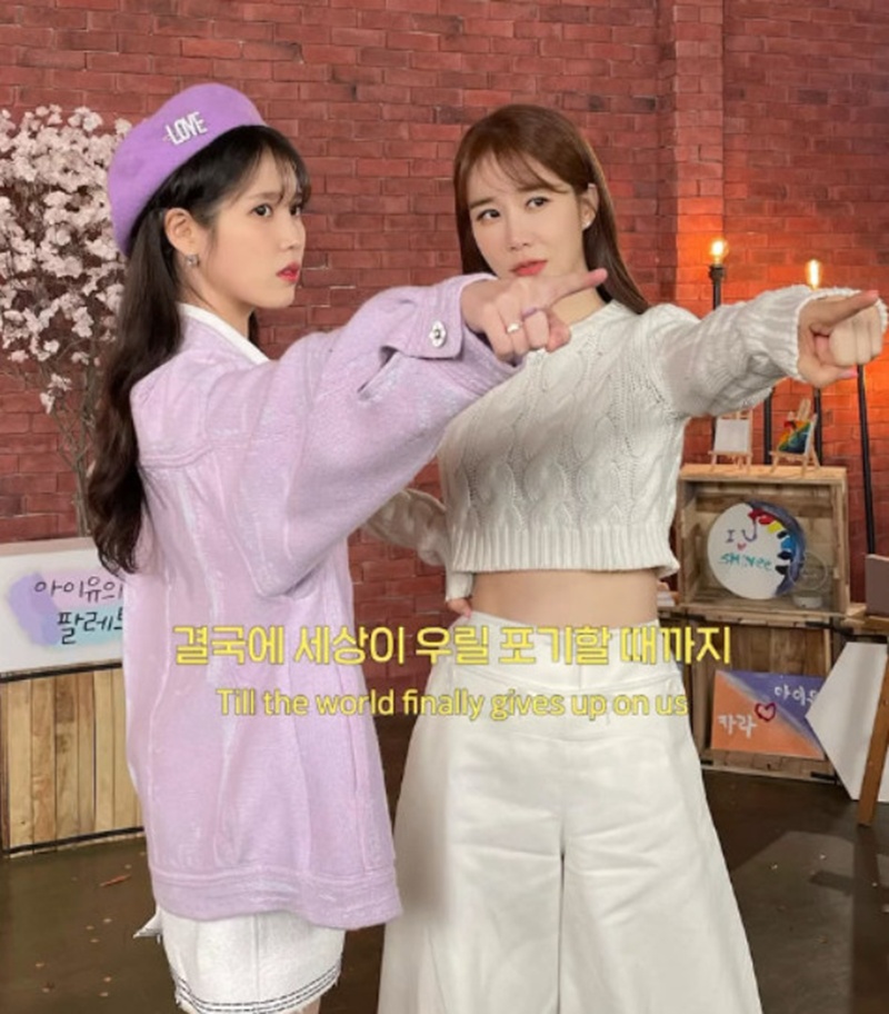 <b>아이유</b>, 15년 절친 <b>유인나</b>와의 추억 대방출 "나의 소울메이트"[셀럽샷]