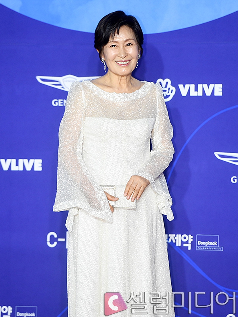 <b>김혜자</b>, 건강 이상설 해명 일주일 만에 <b>무대인사 취소</b>…우려 재점화 [종...