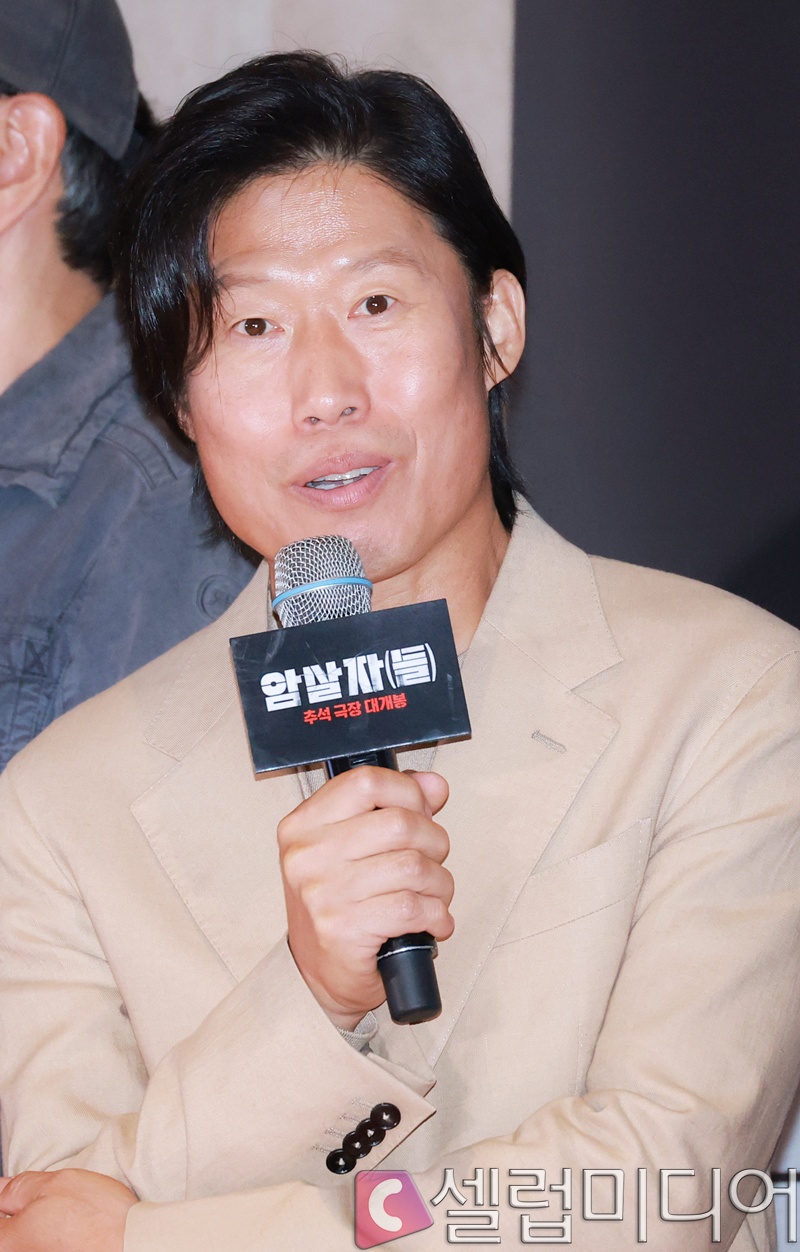 <b>유해진</b> 측, <b>자택 시위</b>·광고 댓글 테러에 “허위사실·악의적 비방 엄중...